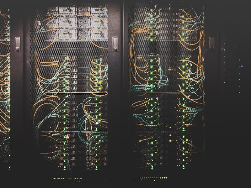 数据中心内部全景图 - 整齐排列的服务器机柜与蓝色LED指示灯