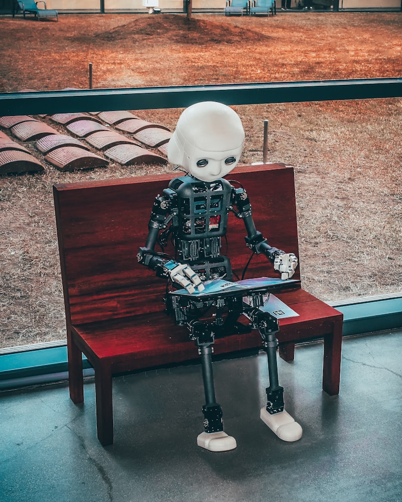 技术人员在数据中心检查服务器 - 穿着防静电服操作设备